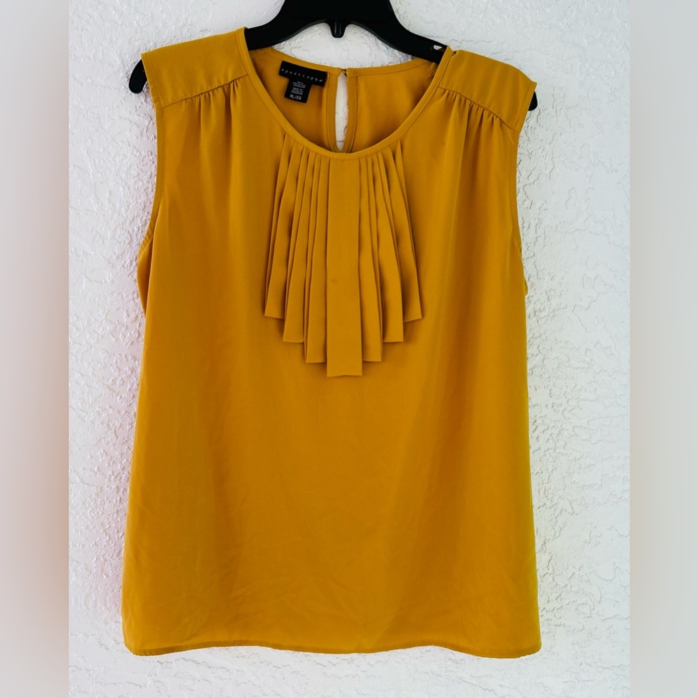 Sleeveless blouse with pleated front